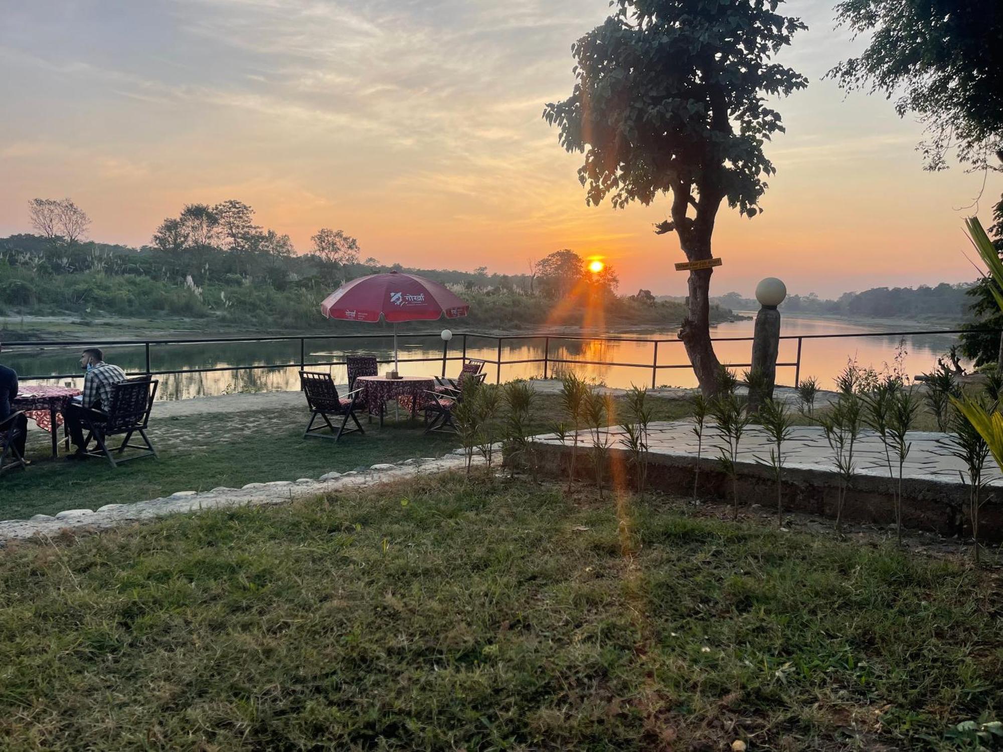 Chitwan Riverside Resort Sauraha Exteriér fotografie