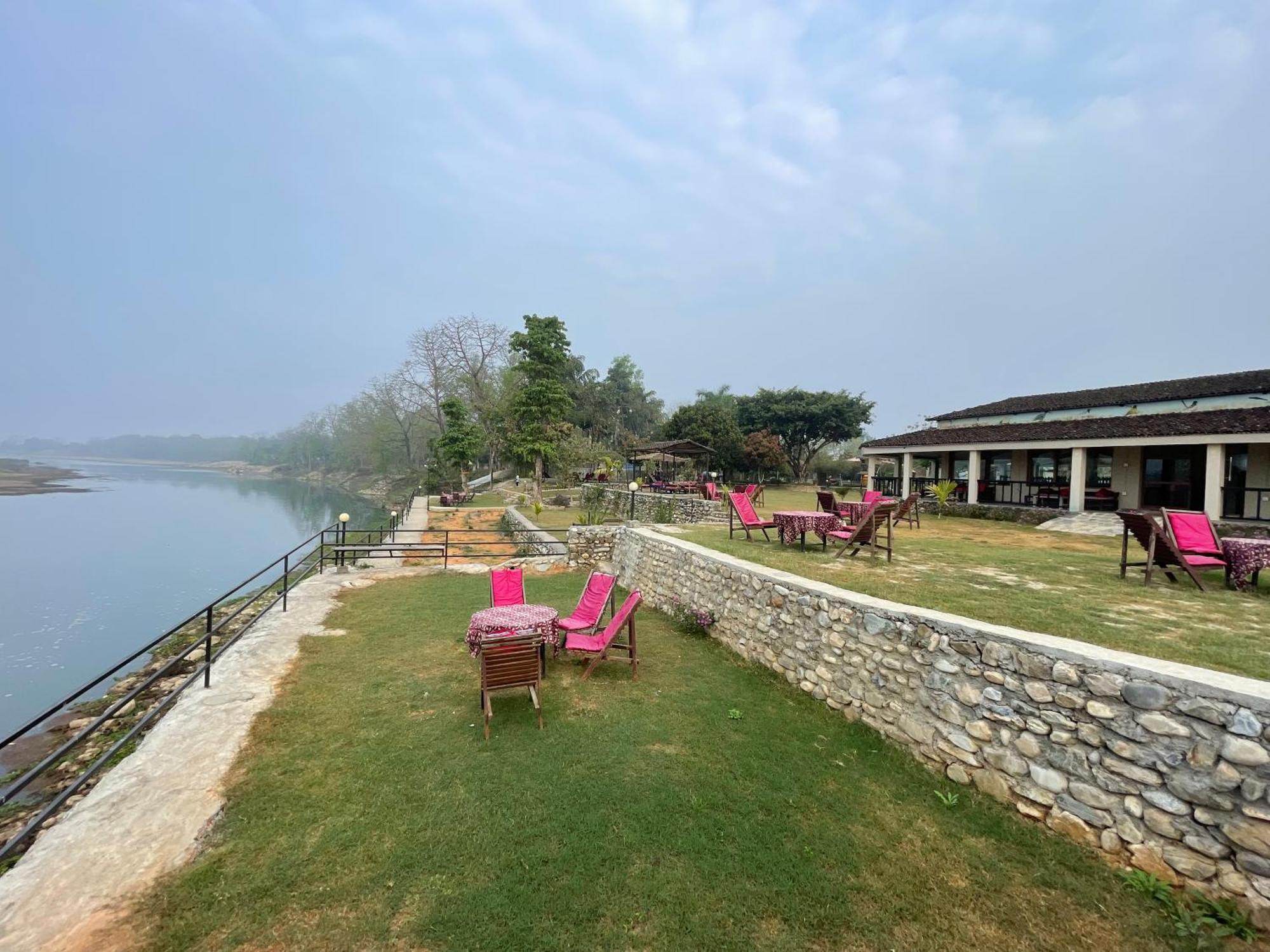 Chitwan Riverside Resort Sauraha Exteriér fotografie