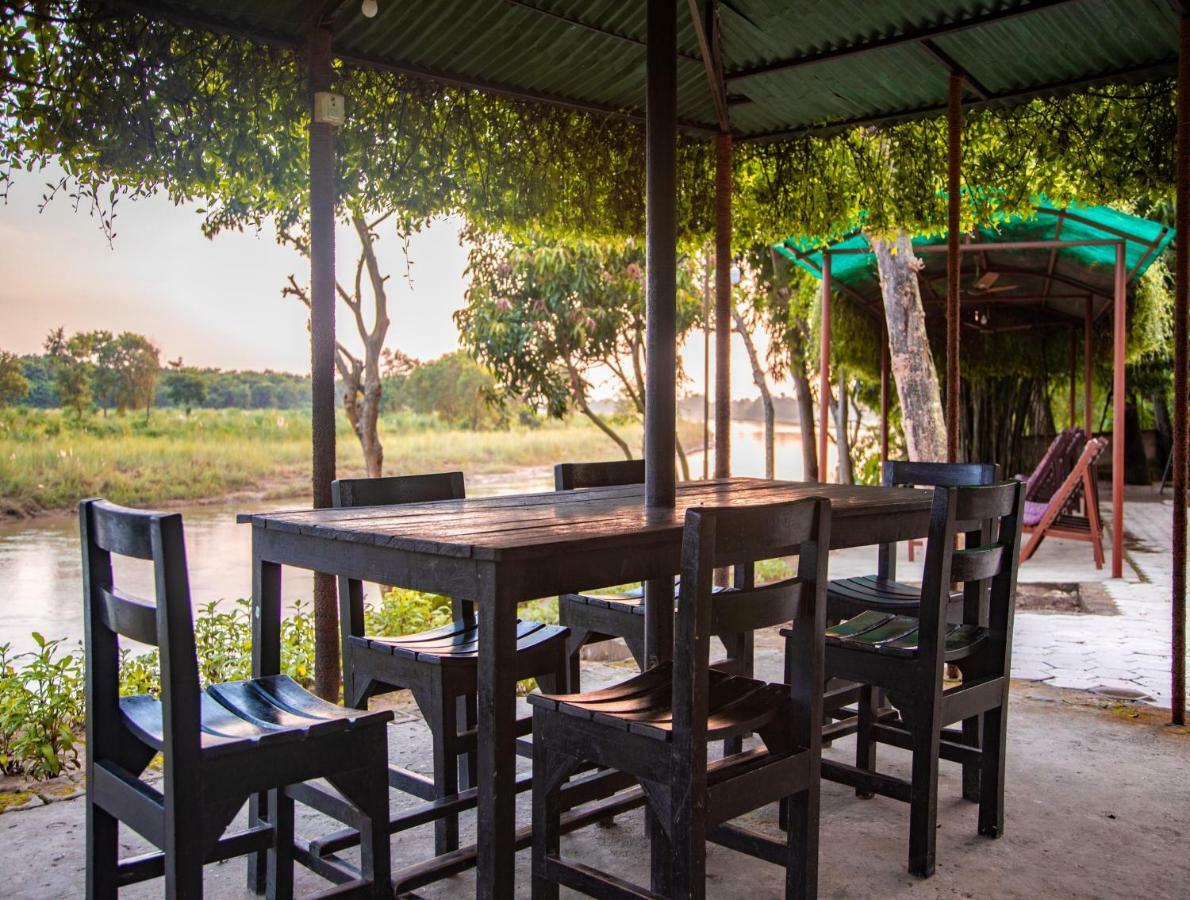 Chitwan Riverside Resort Sauraha Exteriér fotografie